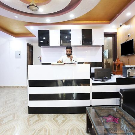Oyo Flagship 42619 Diamond Key Hotel Делхи Екстериор снимка